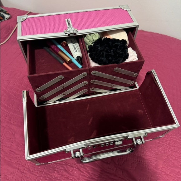 Makeup Cosmetics Kit - Picture 5 of 9